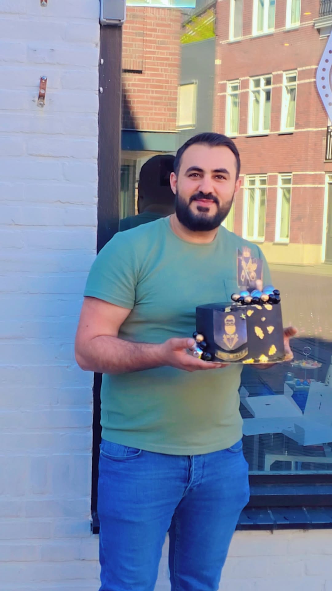 Mo van MONO barbershop voor zijn zaak aan de Schoolstraat in Venray